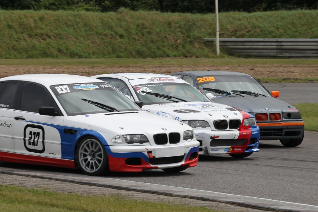Tom Jørgensen, Søren Christensen og Frank Jacobsen kørte til tider skærm mod skærm i deres BMW’er under et af løbene for Youngtimer division 2
(Foto: Henning Smed)